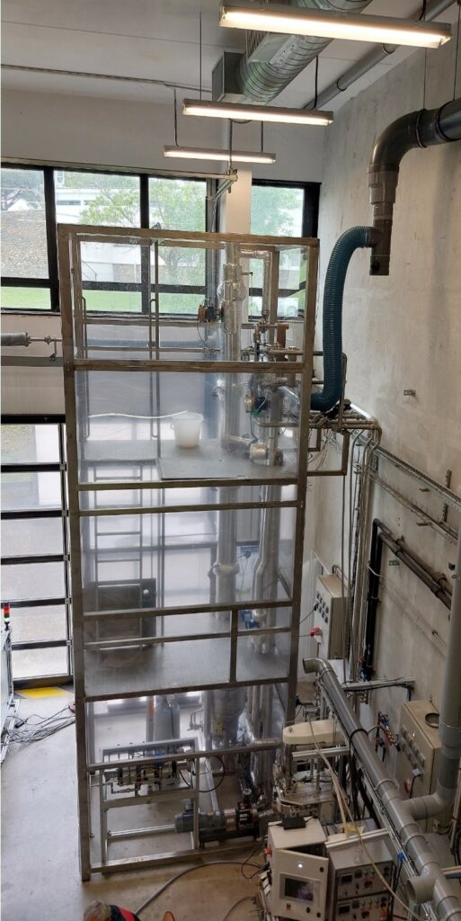 Colonne à distiller dans une industrie