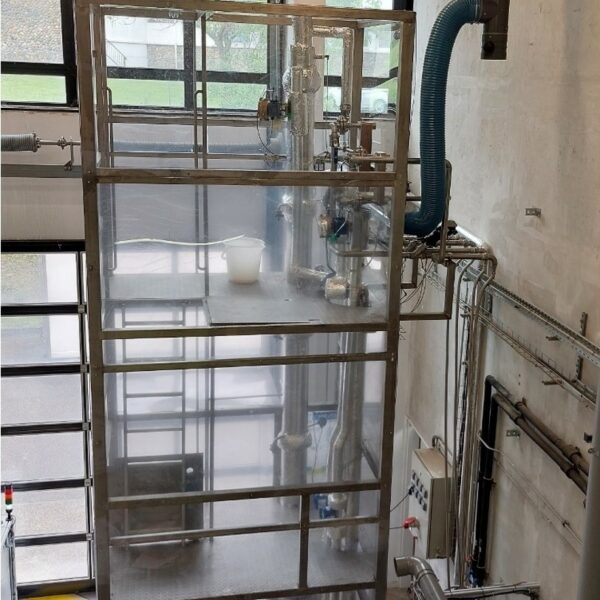 Colonne à distiller dans une industrie